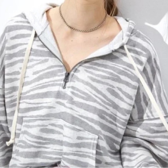 AMERICAN EAGLE ZEBRA HALF ZIP HOODIE 🖤 - Picture 1 of 4